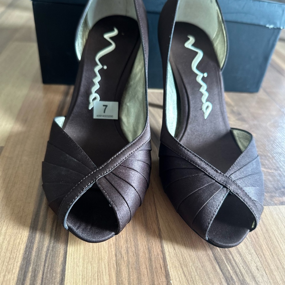NWT Nina Brown Satin Peep-Toe Heels Women’s Size 7 Sandals Shoes